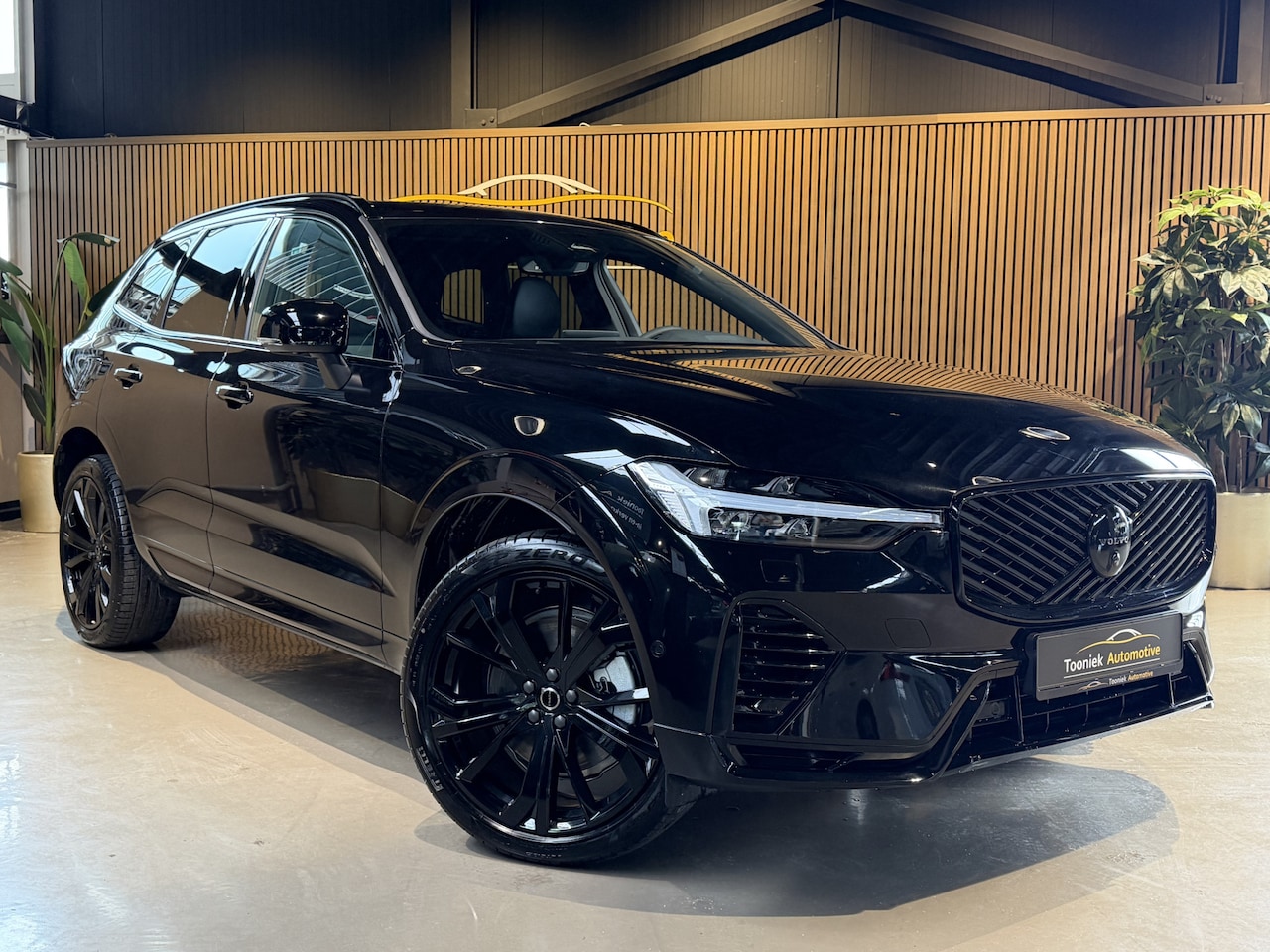 Volvo XC60 - 2.0 T8 Plug-in hybrid AWD Plus Black Edition stoelverwarming | stoel ventilatie | Speciaal - AutoWereld.nl