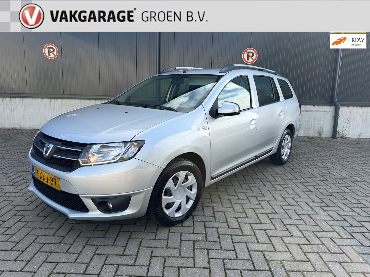 Dacia Logan MCV - 0.9 TCe Lauréate / airco / cruise / trekhaak ! - AutoWereld.nl