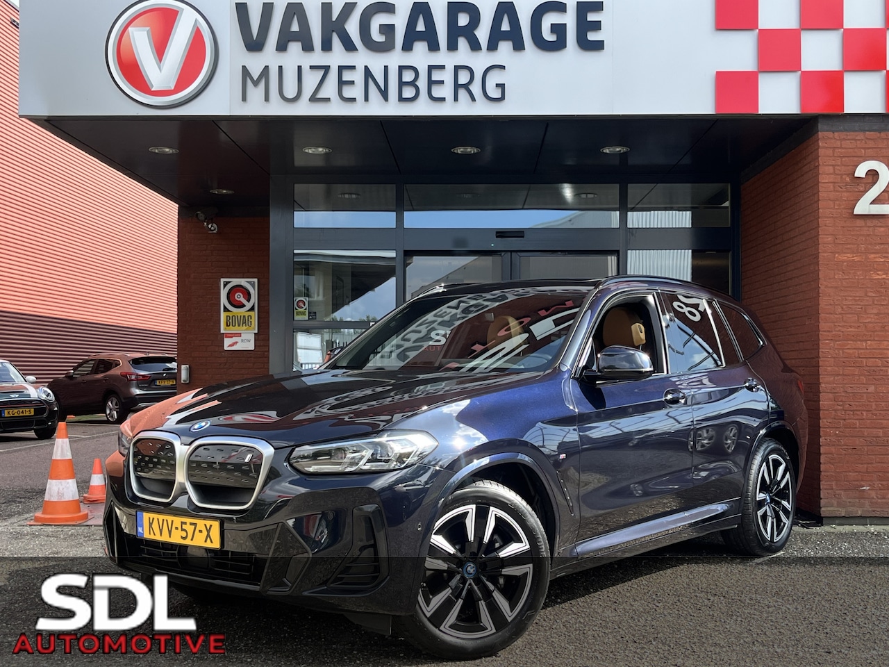 BMW iX3 - High Executive 80 kWh M Sport // SOH 100% // SCHUIF-KANTELDAK // LEDER+ELEK. STOELEN // EL - AutoWereld.nl