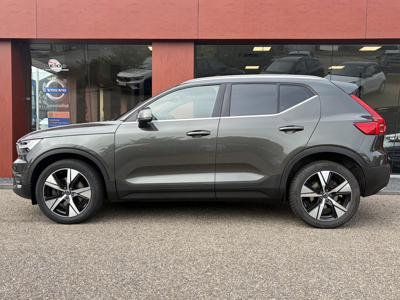 Volvo XC40 - 2.0 T4 Inscription AUTOMAAT | LEER | PANO | 19'' - AutoWereld.nl