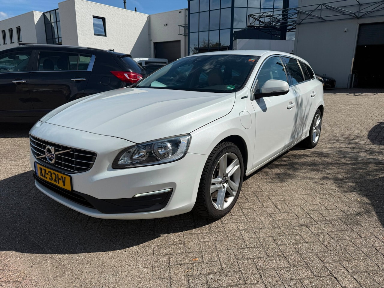 Volvo V60 - 2.4 D5 Twin Engine Lease Edition Bj 2016 BTW Auto prijs incl BTW - AutoWereld.nl