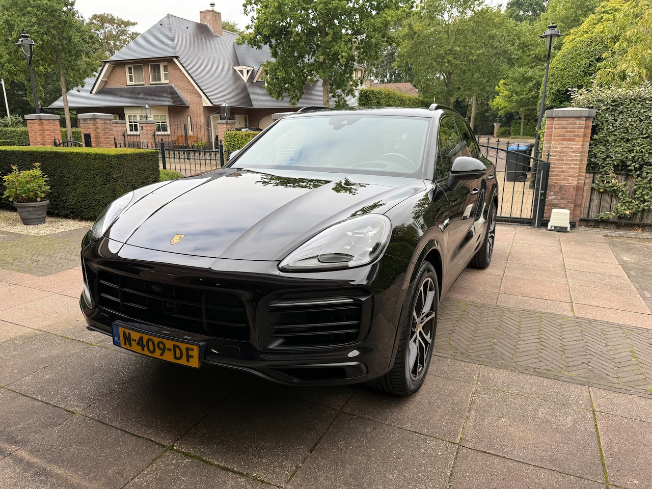 Porsche Cayenne - 3.0 E-Hybrid 3.0 V6 462 PK E-Hybrid 2021 Zwart metallic - AutoWereld.nl