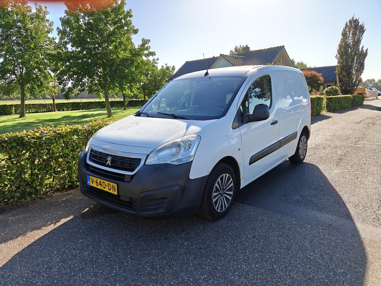 Peugeot Partner - 120 1.6 BlueHDi 100 L1 Première AIRCO/NAVI BJ 2017 - AutoWereld.nl