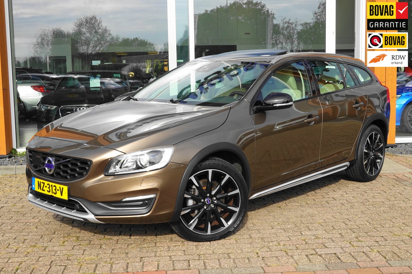 Volvo V60 Cross Country - 2.0 T5 Nordic+ - AutoWereld.nl