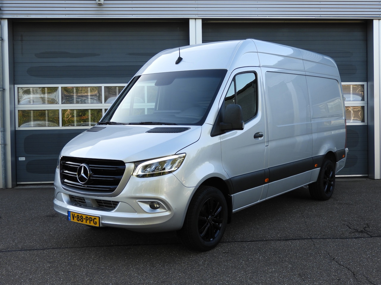 Mercedes-Benz Sprinter - 317 1.9 CDI L2H2 RWD AUT | 3.5t TREKHAAK | LED | CRUISE | CAMERA | MBUX - AutoWereld.nl