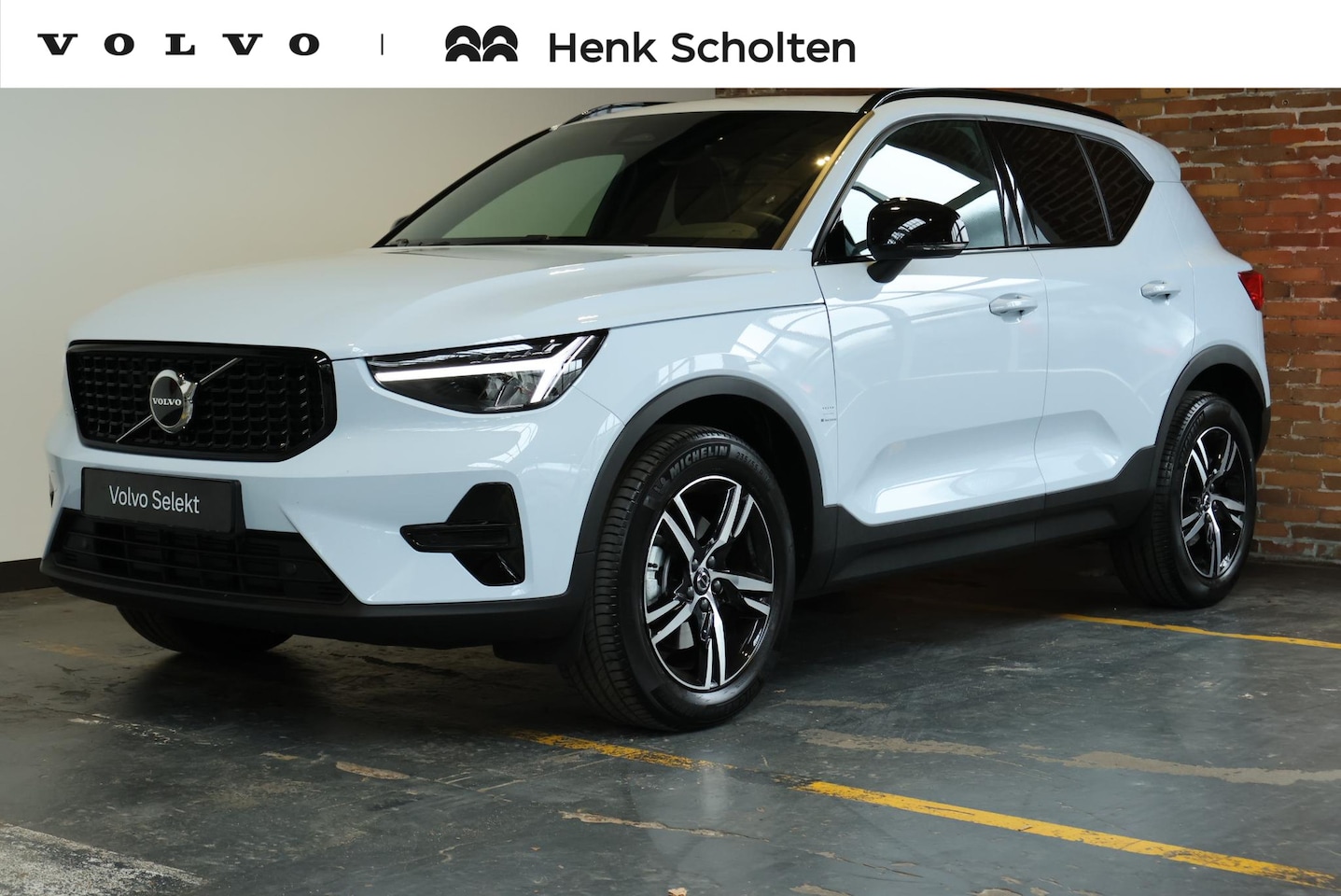 Volvo XC40 - B4 Plus Dark | Trekhaak | Panoramadak | Verwarmbare voorstoelen, voorruit en stuurwiel | P - AutoWereld.nl