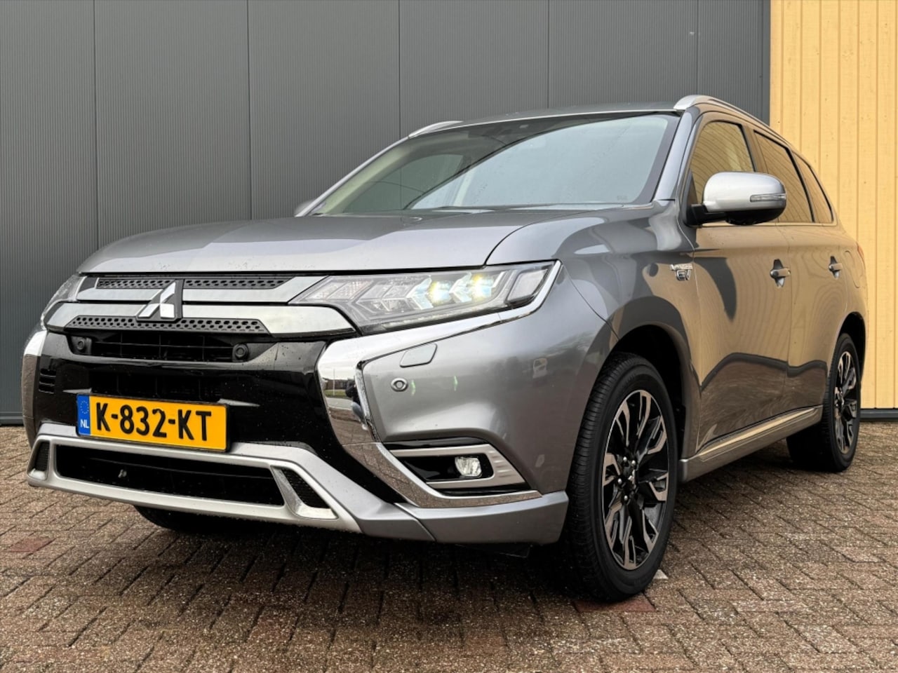 Mitsubishi Outlander - 2.4 PHEV 240pk 4WD Aut Intense+ | NL Auto | Schuif/Kanteldak | Stoel/Stuuverwarming | Carp - AutoWereld.nl