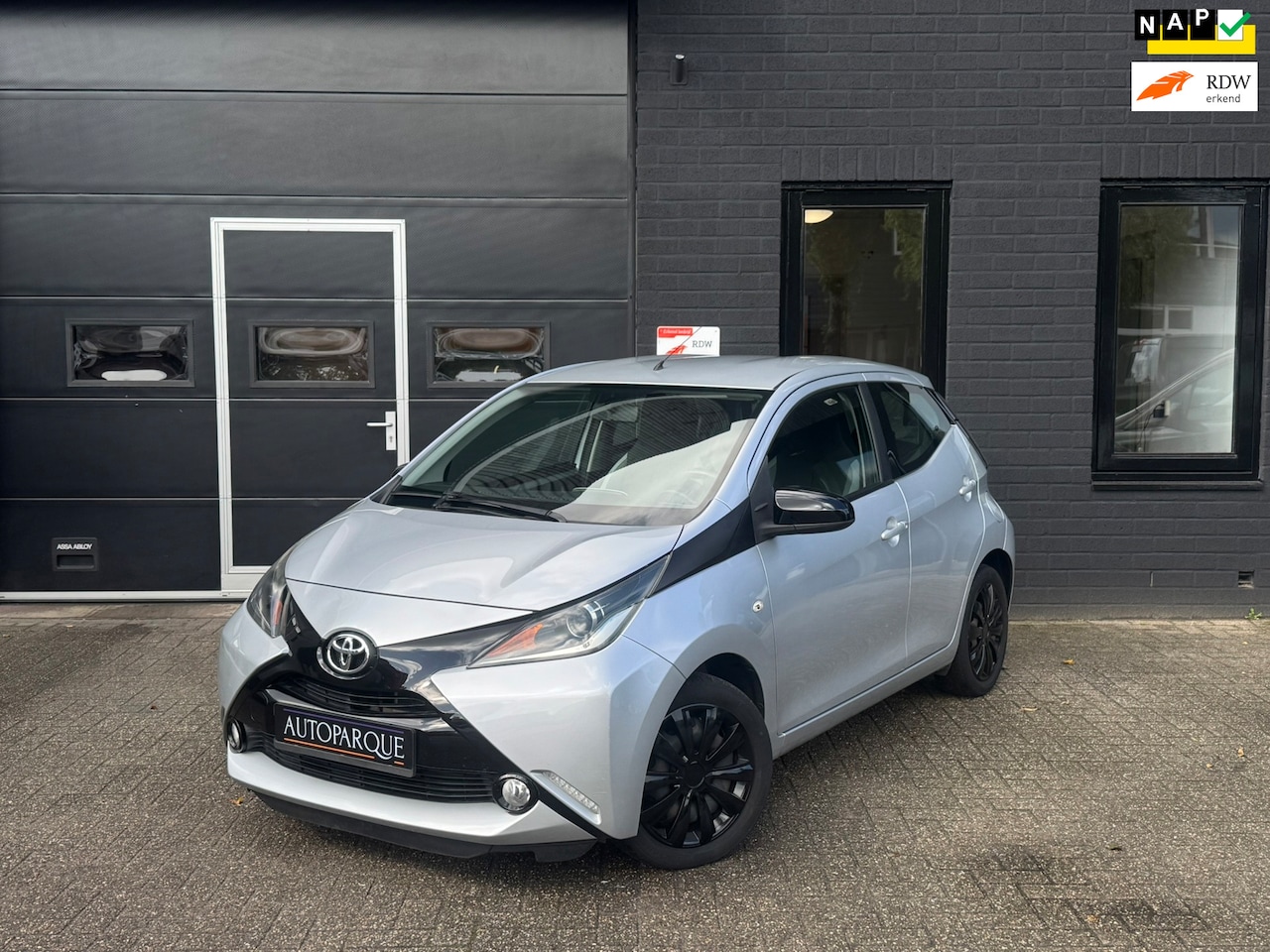 Toyota Aygo - 1.0 VVT-i X-Play- Automaat - Origineel Nederlands - AutoWereld.nl