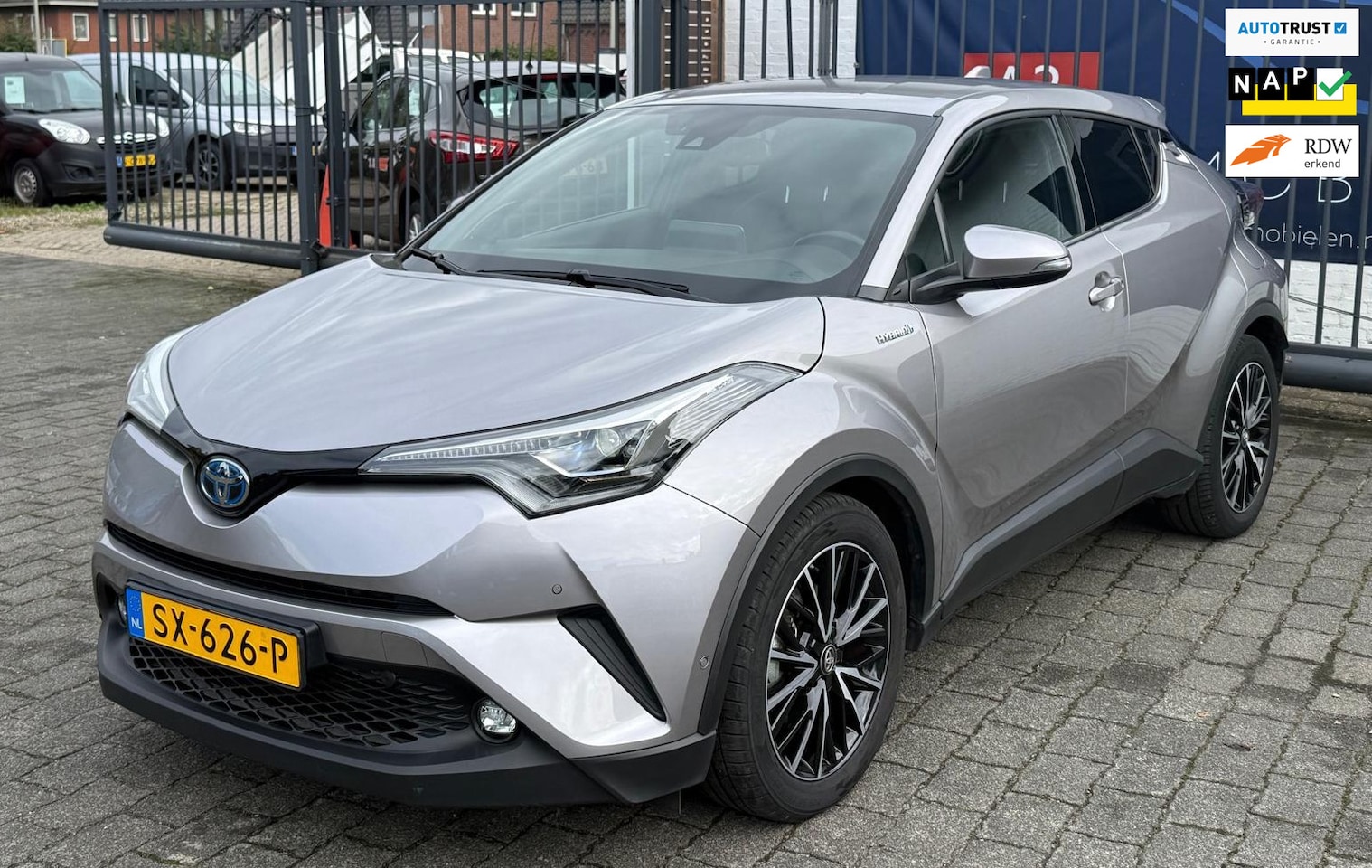 Toyota C-HR - 1.8 Hybrid Executive / STOELVERWARMING / JBL / TREKHAAK / NAP!! - AutoWereld.nl