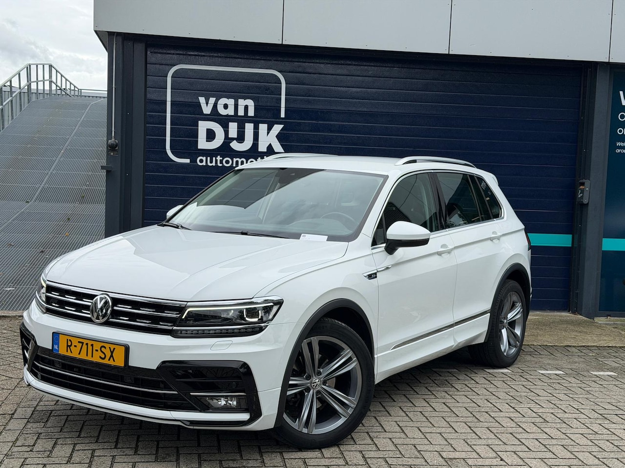 Volkswagen Tiguan - 1.5 TSI ACT R-LINE AUTOMAAT Trekhaak Head UP display Navigatie Automatische Airco LMV Adap - AutoWereld.nl