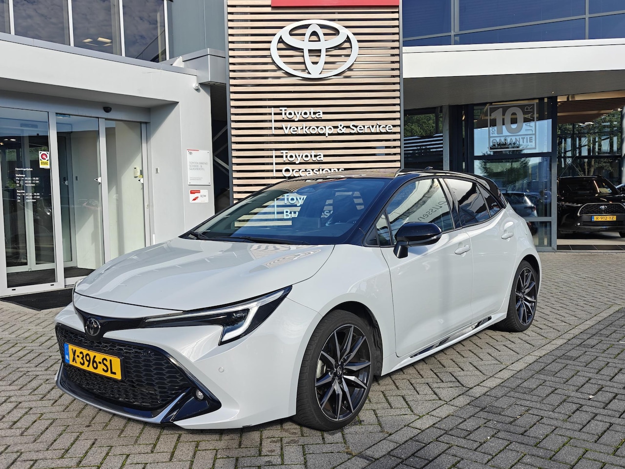 Toyota Corolla - Hybrid 140 GR Sport SCHUIF/KANTELDAK SPORTIEVE UITSTRALING PARKEERSENSOREN - AutoWereld.nl