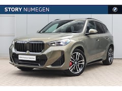 BMW X1 - xDrive25e M Sport Automaat / Panoramadak / Trekhaak / Sportstoelen / M Adaptief onderstel