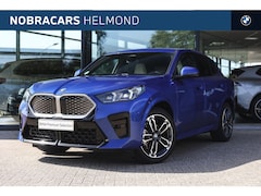 BMW iX2 - eDrive20 M Sport / Sportstoelen / Achteruitrijcamera / Stoelverwarming / Getint glas