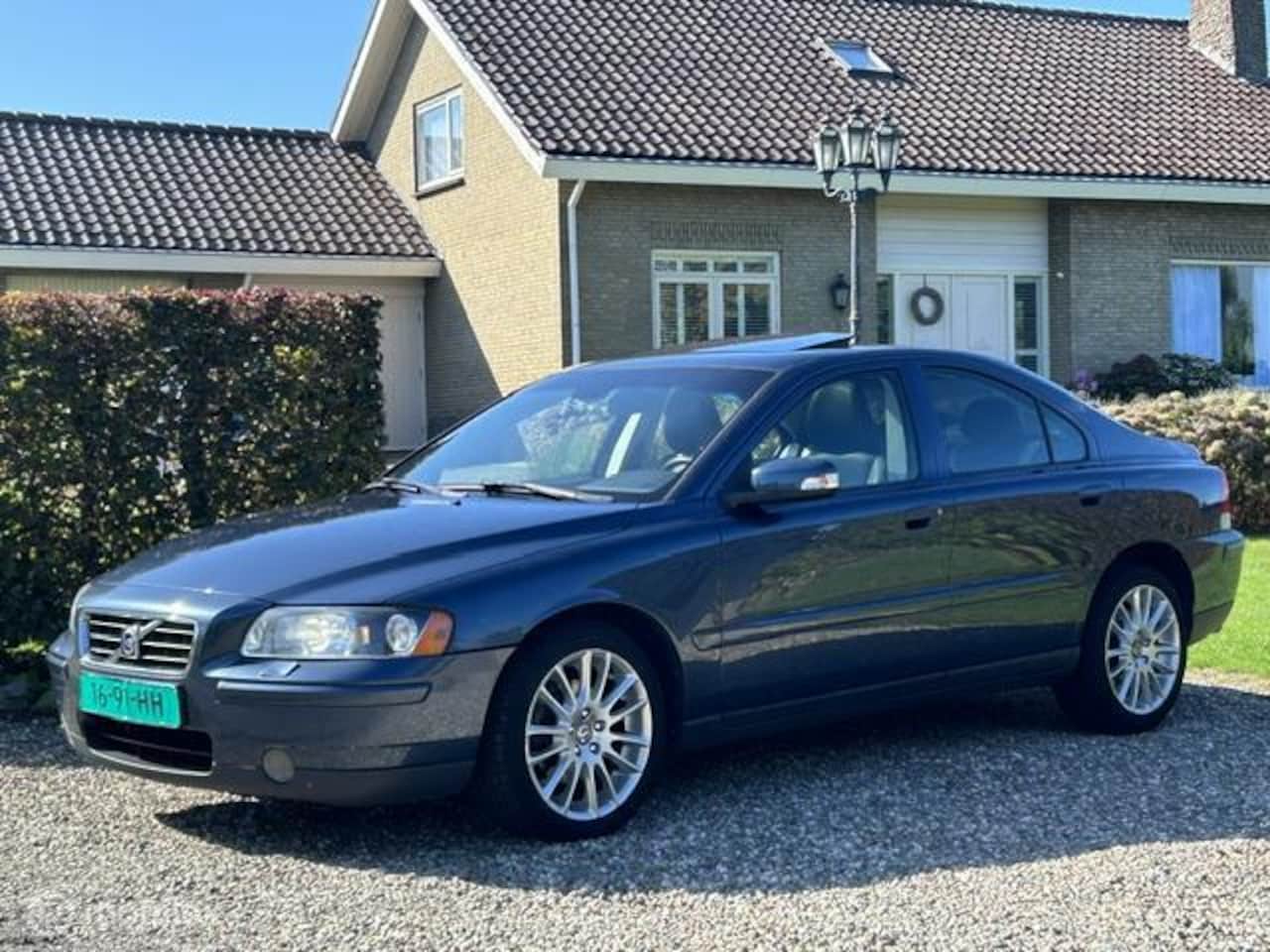 Volvo S60 - 2.4D 6 SPEED/SCHUIFDAK/XENON/LEDER - AutoWereld.nl