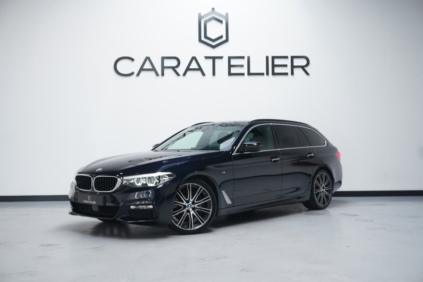 BMW 5-serie Touring - 530i High Executive / M-Pakket / Pano / 20 Inch - AutoWereld.nl