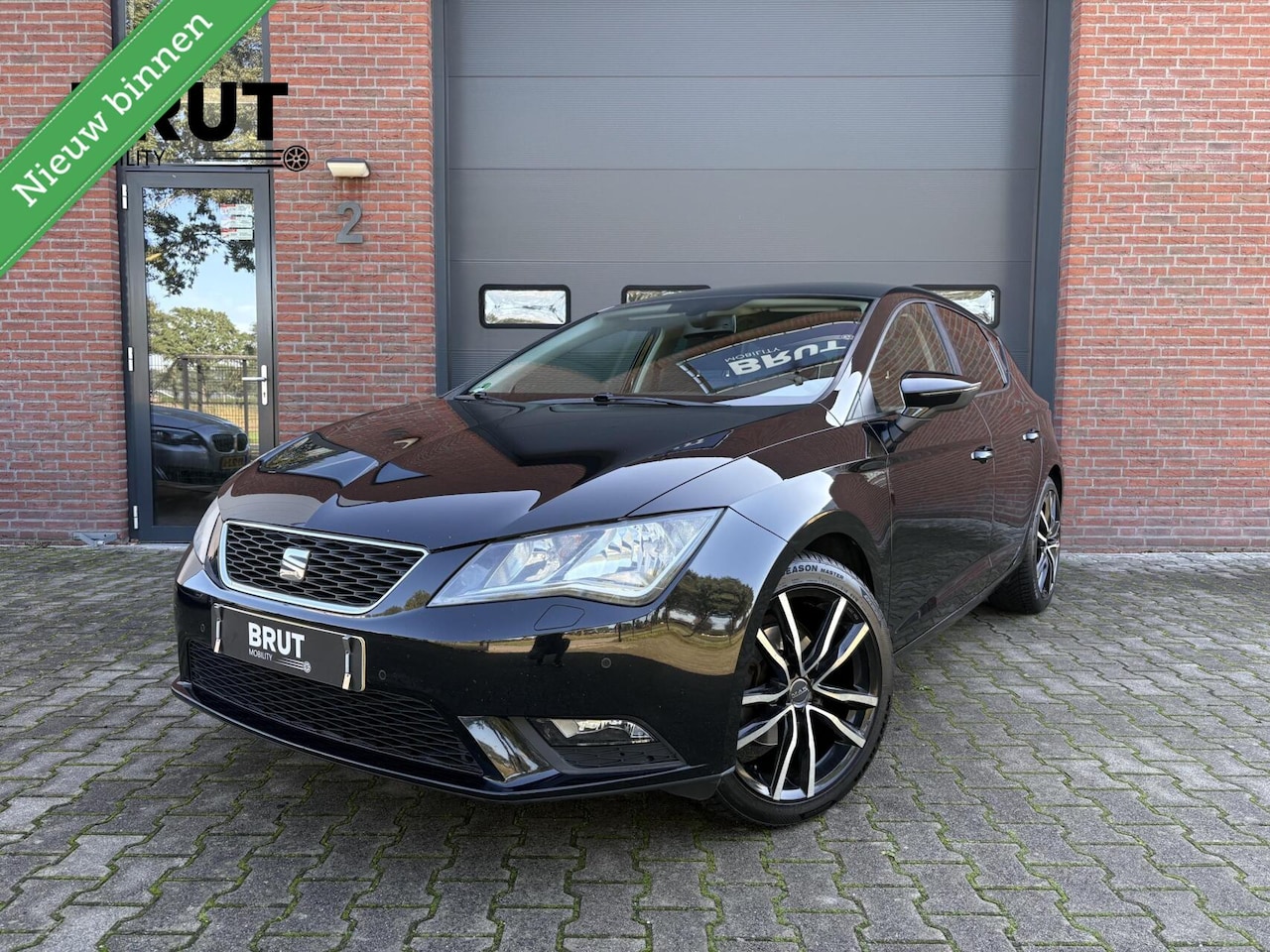 SEAT Leon - 1.4 TSI Style | Navi | Trekhaak | Nieuwe all-season banden - AutoWereld.nl