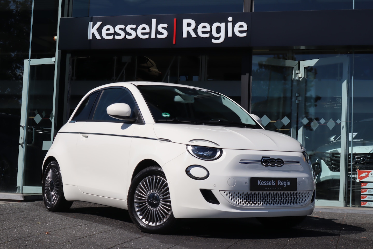 Fiat 500 - Icon 42 kWh | Stoelverwarming | Camera | CarPlay | Blis | 16” | Cruise | Sensoren | Clima - AutoWereld.nl