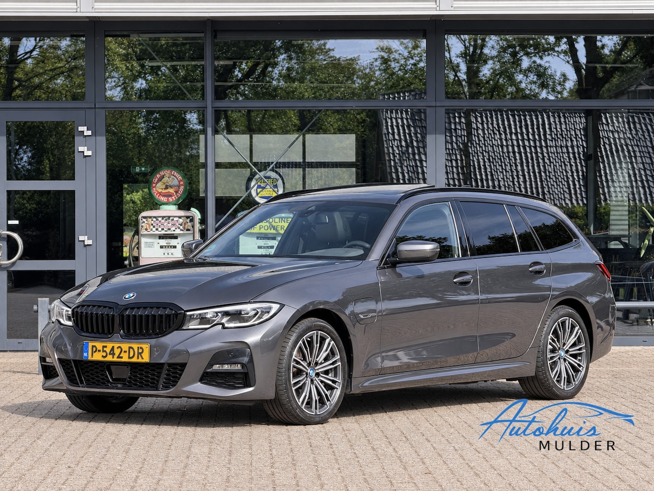 BMW 3-serie Touring - 320e Business Edition Plus | M Sport | Leder | Achteruitrijcamera | Panoramadak | Stoelver - AutoWereld.nl