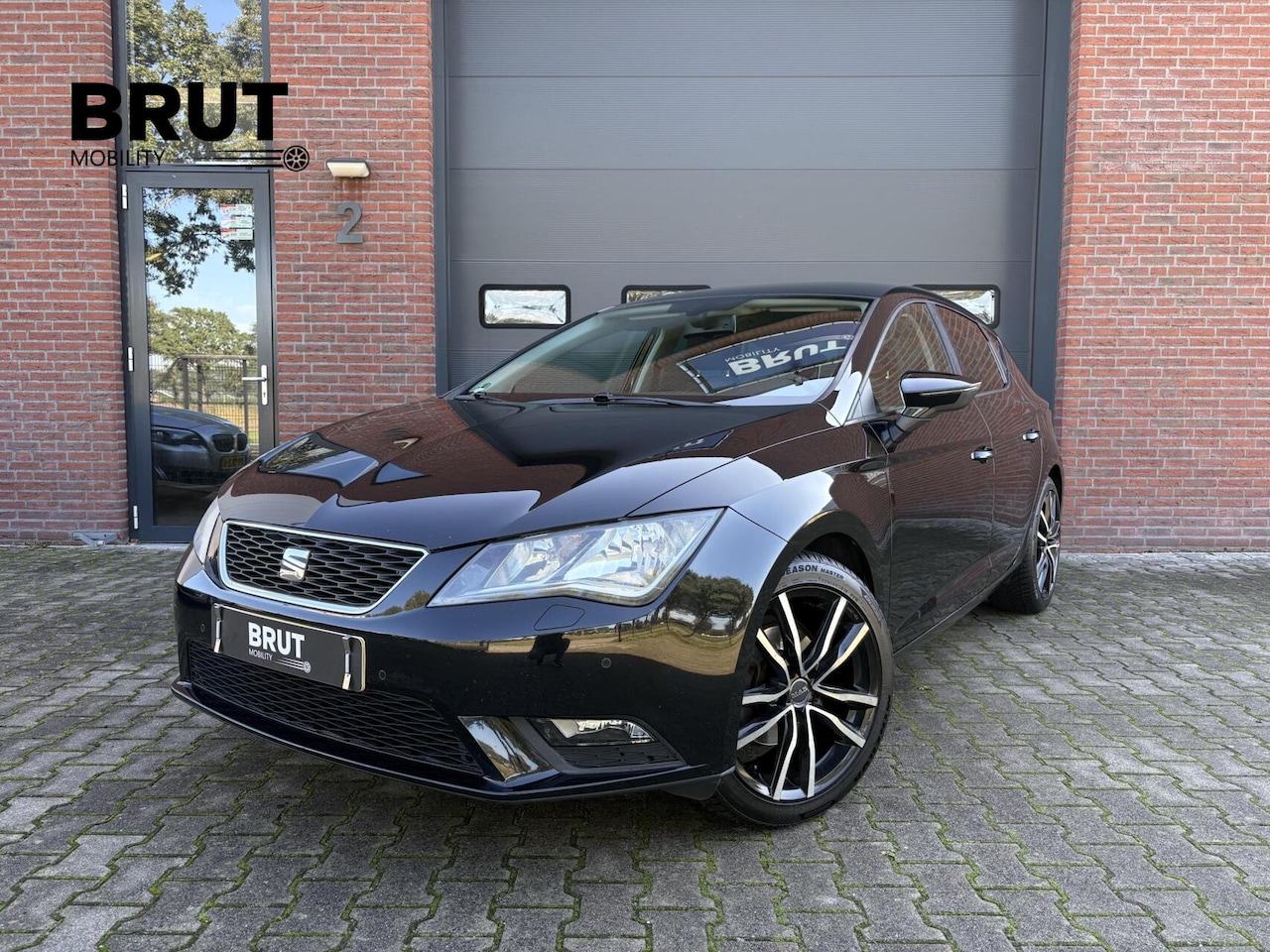 SEAT Leon - 1.4 TSI Style | Navi | Trekhaak | Nieuwe all-season banden - AutoWereld.nl