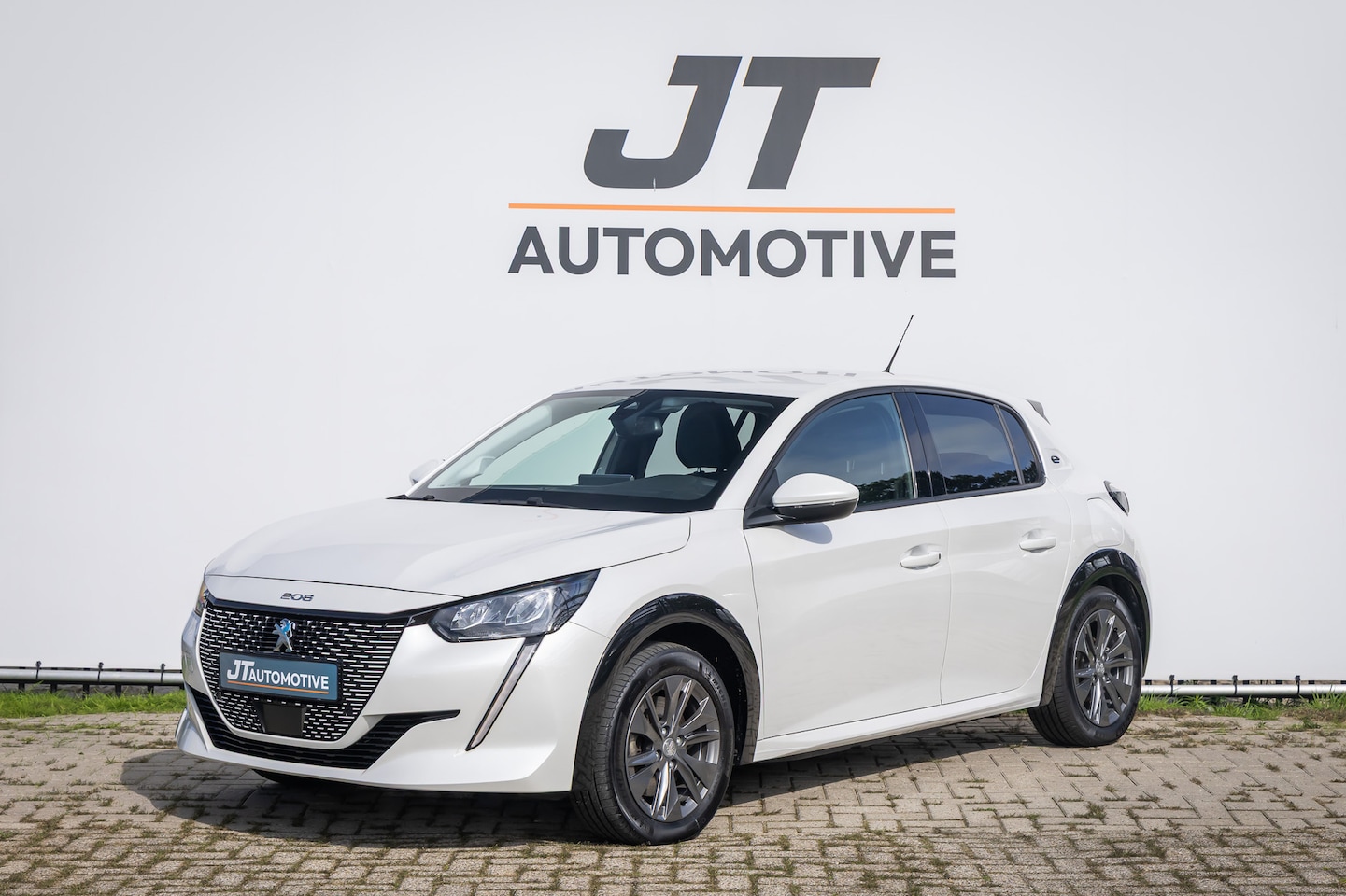 Peugeot e-208 - Allure Pck 50 kWh Soh99% 360camera | Pdc | Carplay | Cruise Control | Dab | Lane assist | - AutoWereld.nl