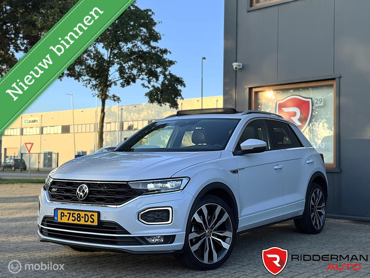 Volkswagen T-Roc - 1.5 TSI R-Line|DSG|Pano|Active Info|Klep - AutoWereld.nl