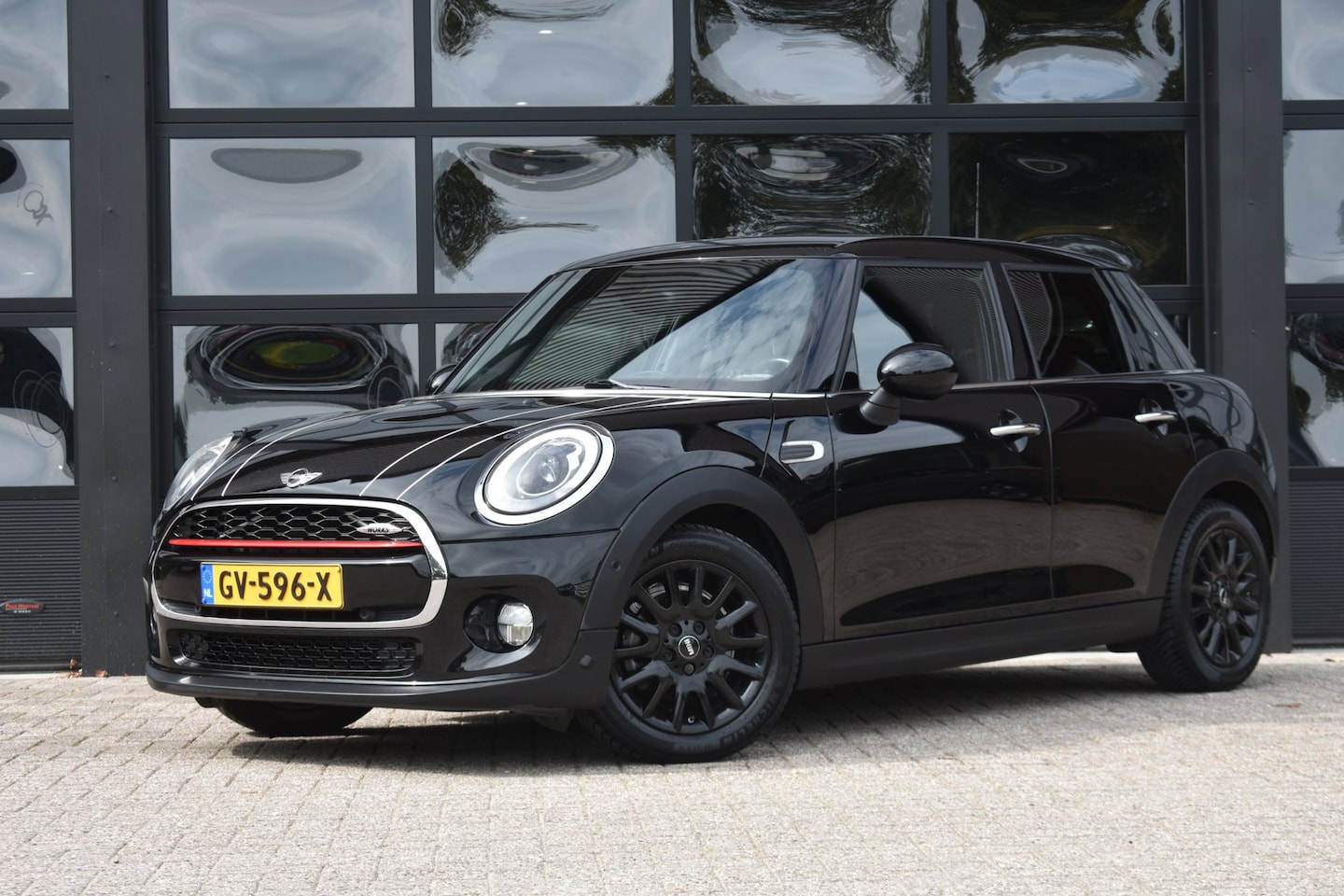 MINI 5-Deurs - 1.5 Cooper Business '15 LED Navi Clima Cruise Inruil mogelijk - AutoWereld.nl