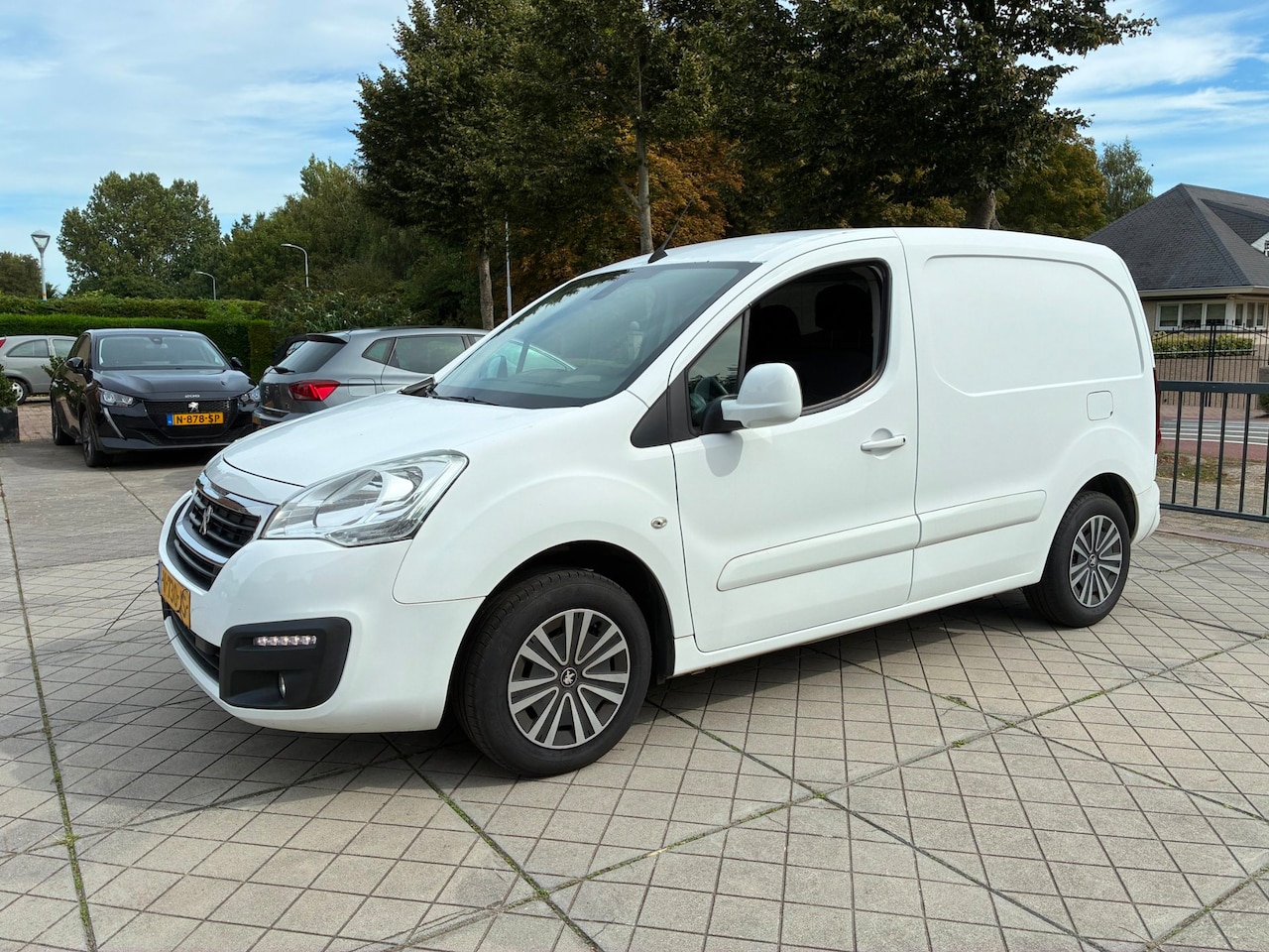 Peugeot Partner - 120 1.6 BlueHDi 100 L1 Premium 120 1.6 BlueHDi 100 L1 Premium - AutoWereld.nl