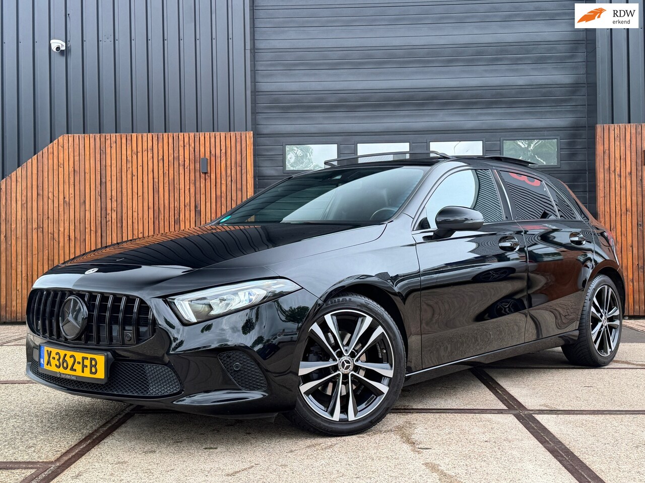 Mercedes-Benz A-klasse - 180 | Pano | Sfeerverlichting | Leder | 18'' met zgan all season - AutoWereld.nl