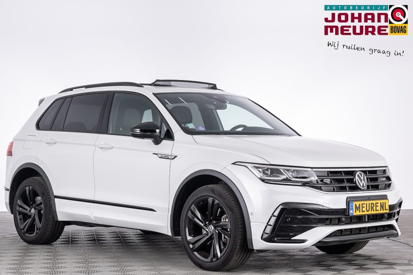Volkswagen Tiguan - 1.4 TSI eHybrid R-Line Exclusive | PANORAMADAK | LEDER | EL. STOEL | Trekhaak | PHEV - AutoWereld.nl