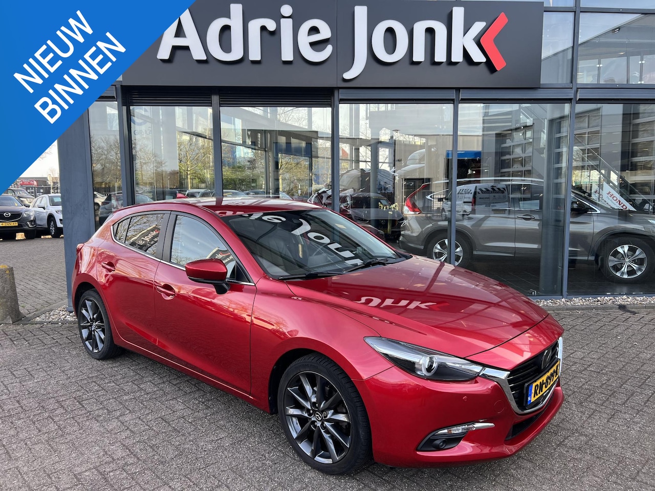 Mazda 3 - 2.0 SkyActiv-G 120 GT-M AUTOMAAT | TREKHAAK | 18" LM VELGEN | CAMERA | STOEL- en STUURVERW - AutoWereld.nl