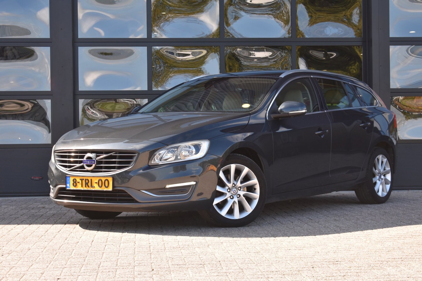 Volvo V60 - 1.6 D2 Summum '14 Leder Clima Navi Cruise - AutoWereld.nl