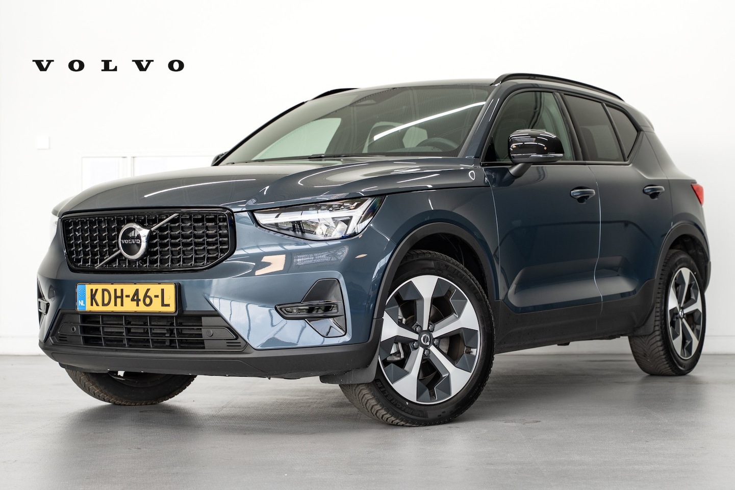 Volvo XC40 - B4 197PK Plus Dark | Trekhaak | Getint Glas | All-Season | Geheugen | Elek Stoelen | 19'' - AutoWereld.nl