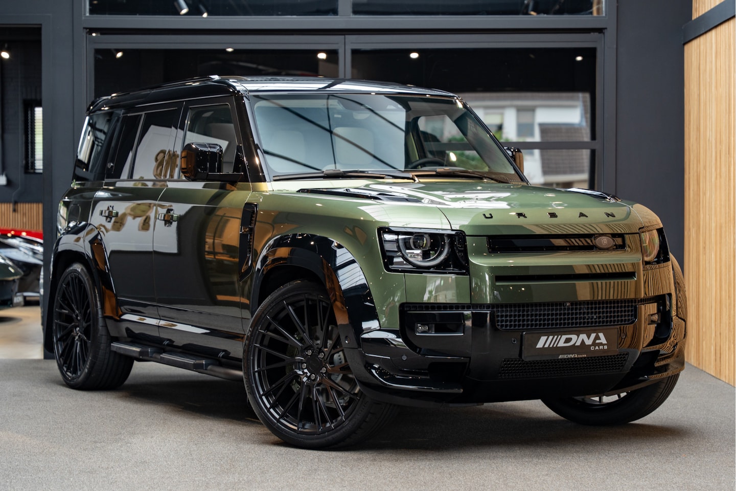Land Rover Defender 110 - Urban Automotive Widetrack 24 Inch Meridian Pano Urban Automotive 2.0 P300e 110 X-Dynamic - AutoWereld.nl