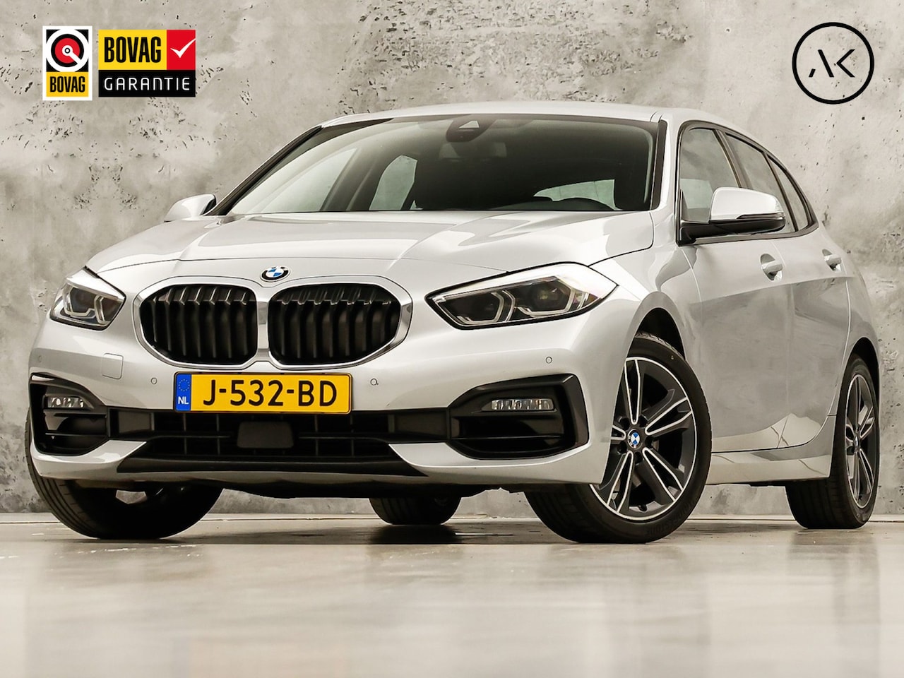 BMW 1-serie - 118i Sport Automaat (APPLE CARPLAY, GROOT NAVI, CLIMATE, LEDER, SPORTSTOELEN, PARKEERSENSO - AutoWereld.nl