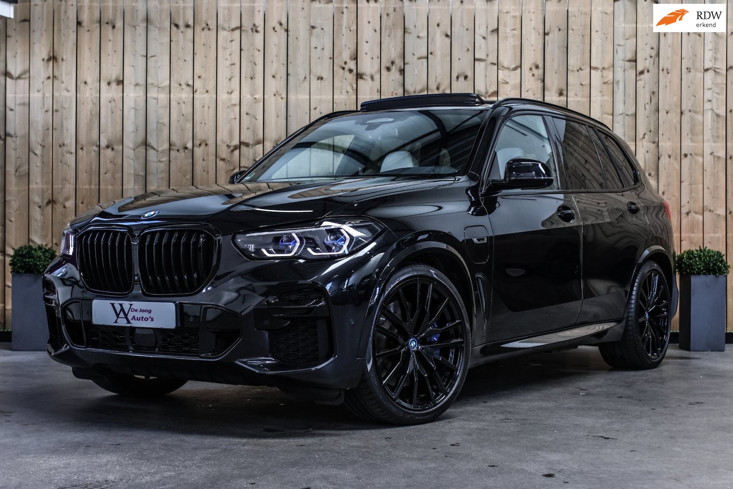 BMW X5 - XDrive45e M-Sport *Pano*Massage*4-Wiel besturing*Trekhaak*H/K* - AutoWereld.nl