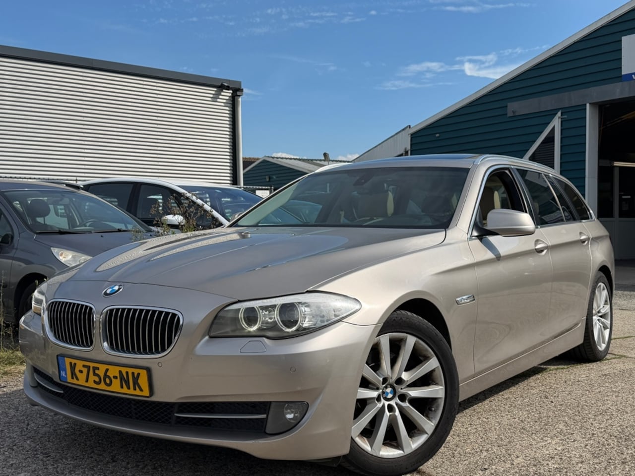BMW 5-serie Touring - 523i EXE Aut8 | ECC | 18" LMV | Leer | Navi | Pano - AutoWereld.nl