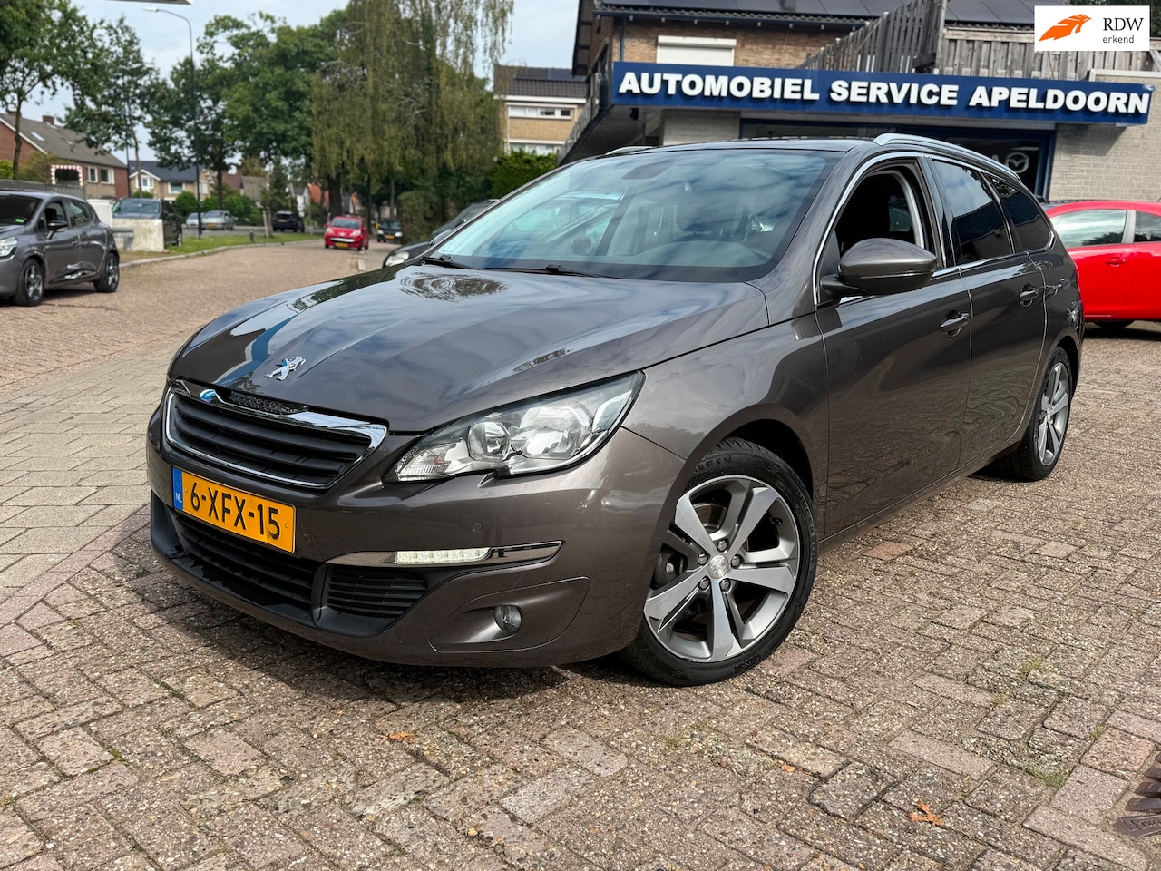 Peugeot 308 SW - 1.2 PureTech Blue Lease Executive * NAP*CRUISE*A. CAMERA*DVD ACHTER*PANO*CLIMA*TREKHAAK * - AutoWereld.nl