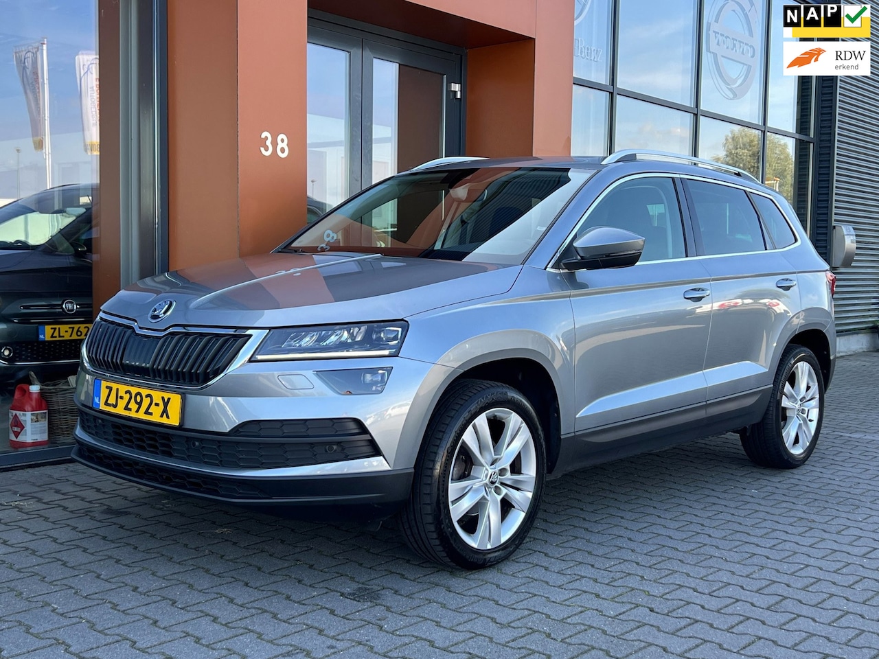 Skoda Karoq - 1.0TSI|Panodak|Carplay|Camera|Trekhaak|LED|Sfeer - AutoWereld.nl