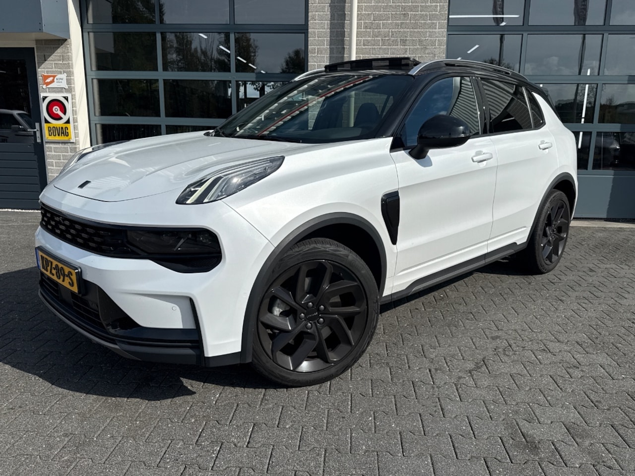 Lynk & Co 01 - 1.5 PLUG IN HYBRID|PARELMOER WIT|SCHUIFDAK|ZWARTE HEMEL| - AutoWereld.nl