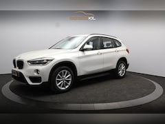 BMW X1 - sDrive20i Centennial Executive Camera / Climate control / LED / Sport stuur / NAV / Trekha