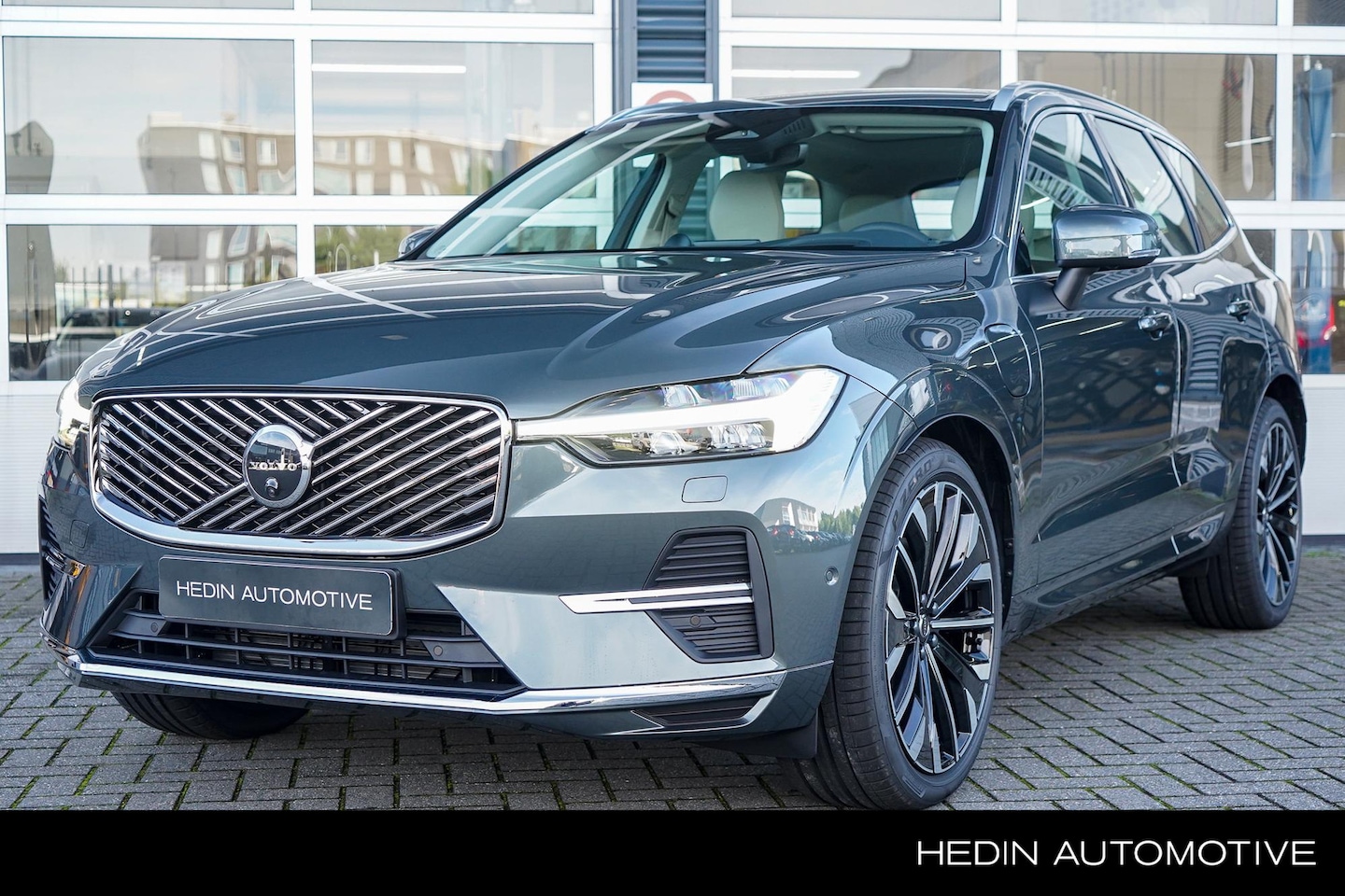Volvo XC60 - 2.0 T8 Plug-in hybrid AWD Ultra Bright Exec. Ed. | Bowers & Wilkins Audio | Luchtvering | - AutoWereld.nl