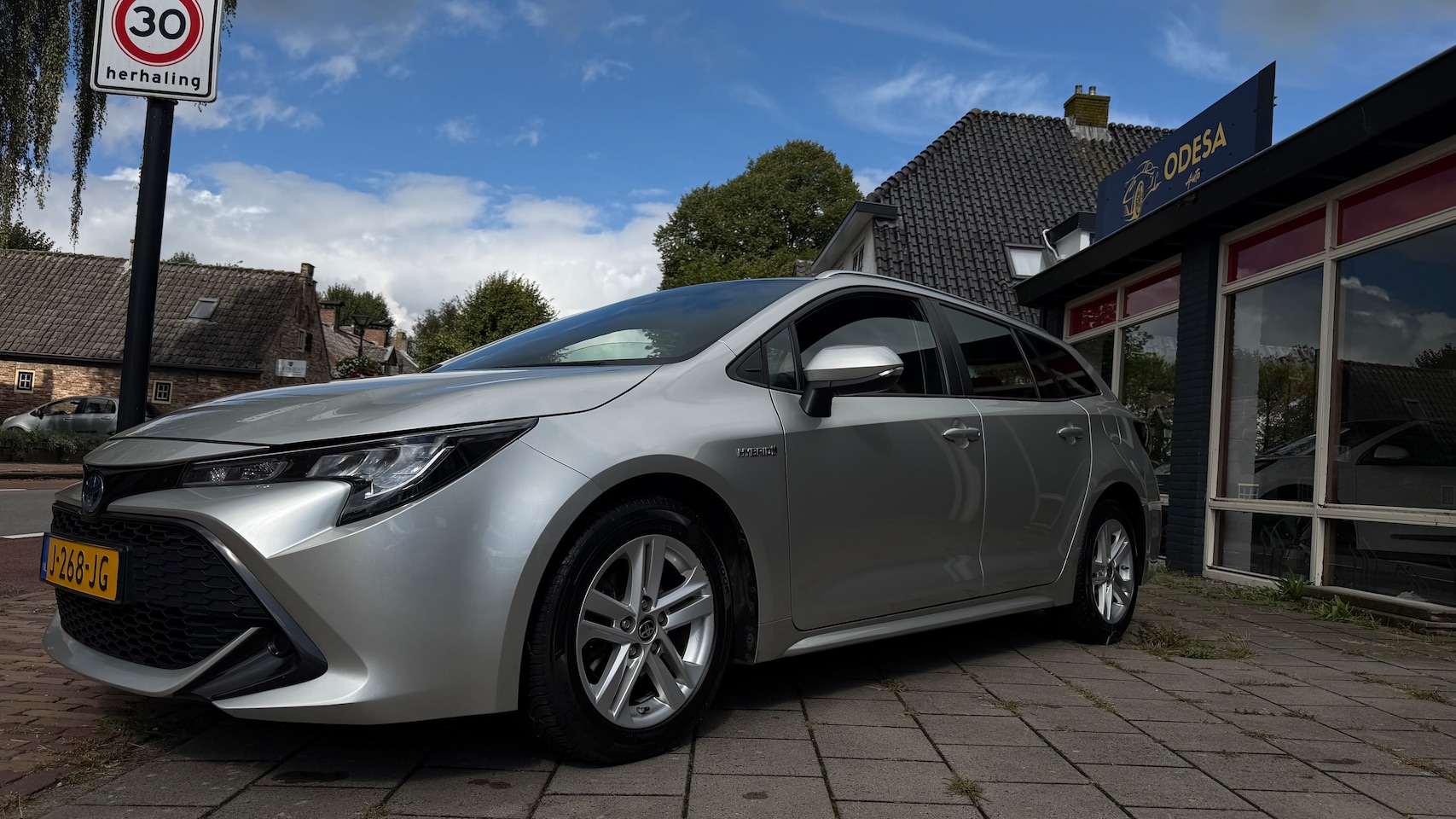 Toyota Corolla Touring Sports - 1.8 Hybrid Active - AutoWereld.nl