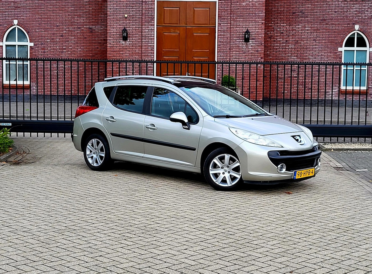 Peugeot 207 SW - 1.4 VTi XS / Airco / Panoramadak / Nap / Trekhaak - AutoWereld.nl