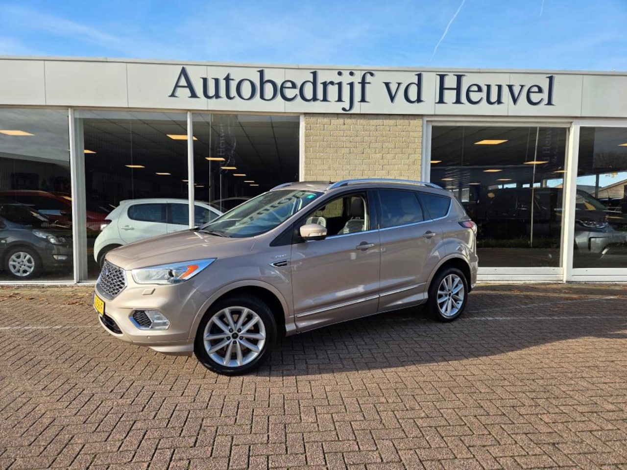 Ford Kuga - 1.5 EcoBoost Vignale *Pano*Camera*Winter-Pack*Trekhaak*Carplay* Rijklaar - AutoWereld.nl