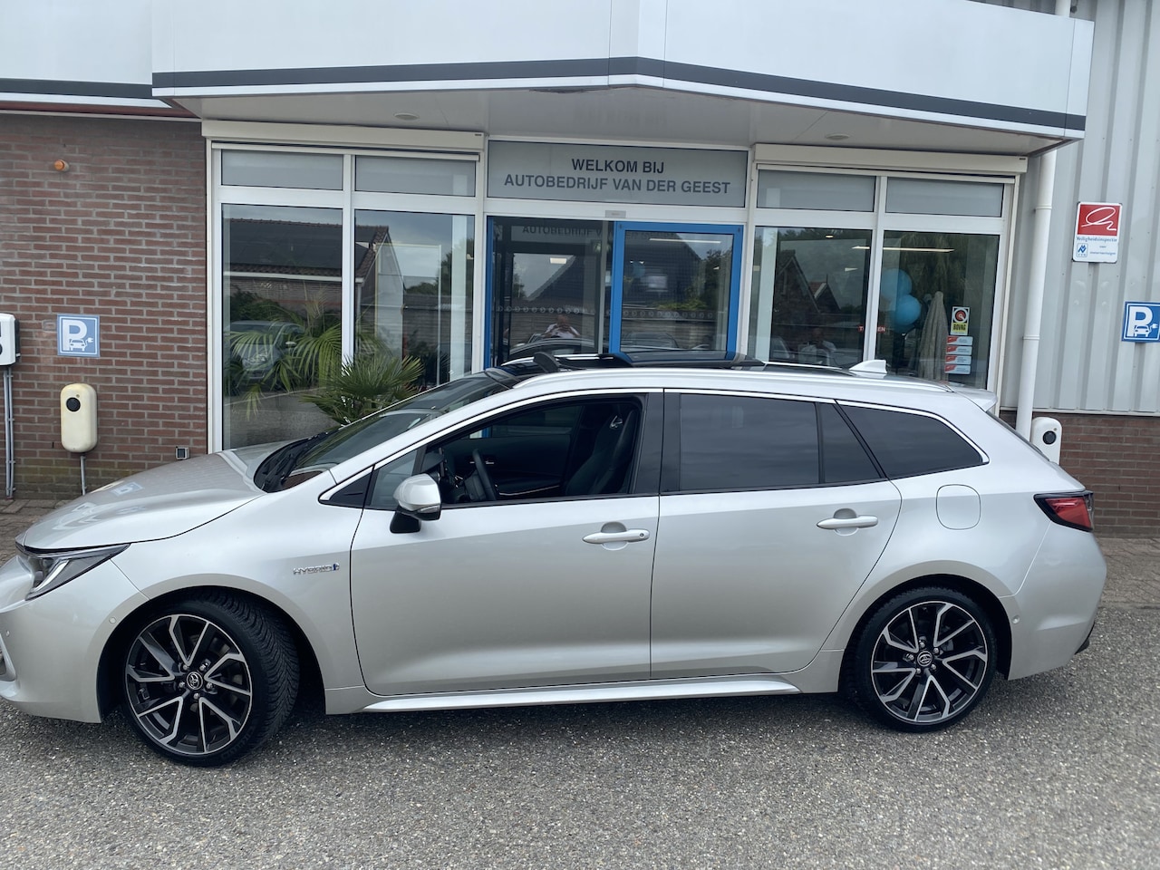 Toyota Corolla Touring Sports - 2.0 Hybrid Premium HUD Schuifdak - AutoWereld.nl