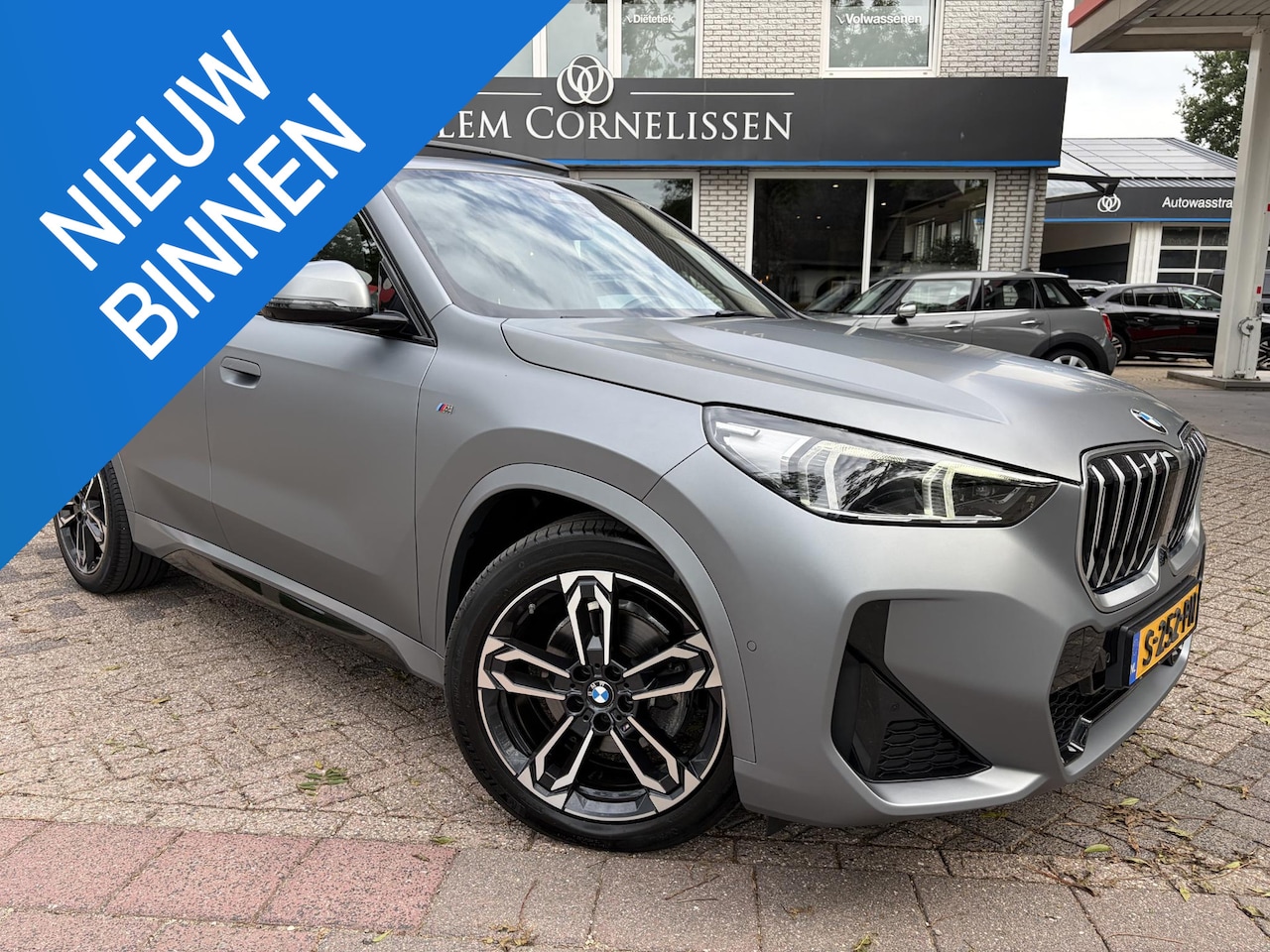BMW X1 - sDrive18i Frozen Grey M-Sport Pano Leer HUD Har/Ka - AutoWereld.nl