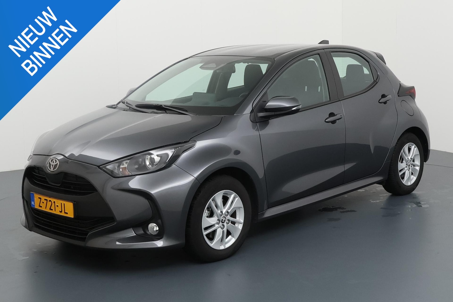 Toyota Yaris - 1.5 HYBRID 115 ACTIVE I AUTOMAAT I APPLE CARPLAY I P-CAMERA I ADAPTIVE CRUISE CONTROL - AutoWereld.nl