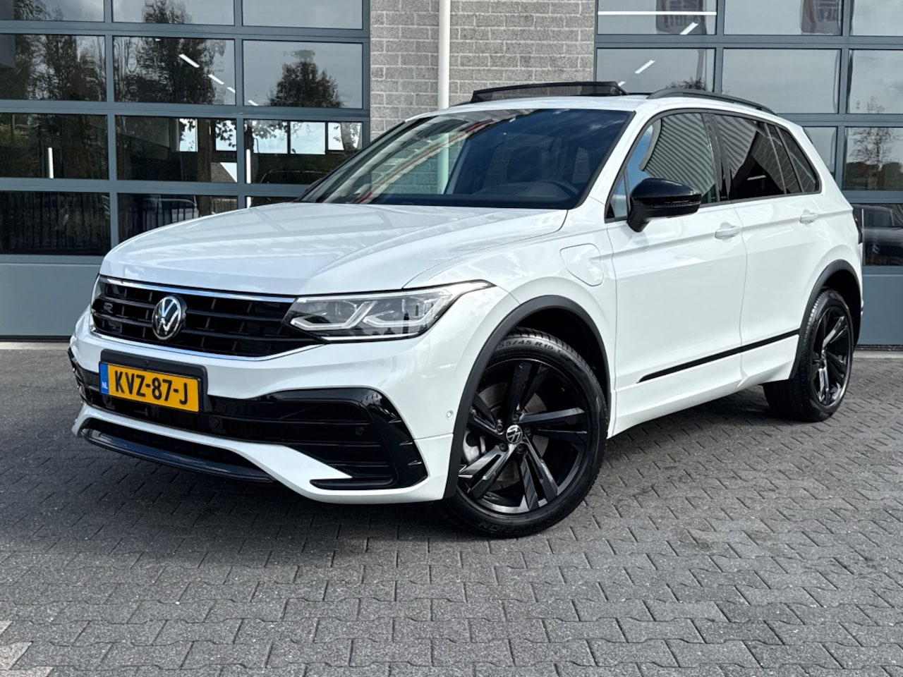 Volkswagen Tiguan - 1.4 TSI eHybrid R-Line Black Style|SCHUIFDAK|TREKHAAK| - AutoWereld.nl