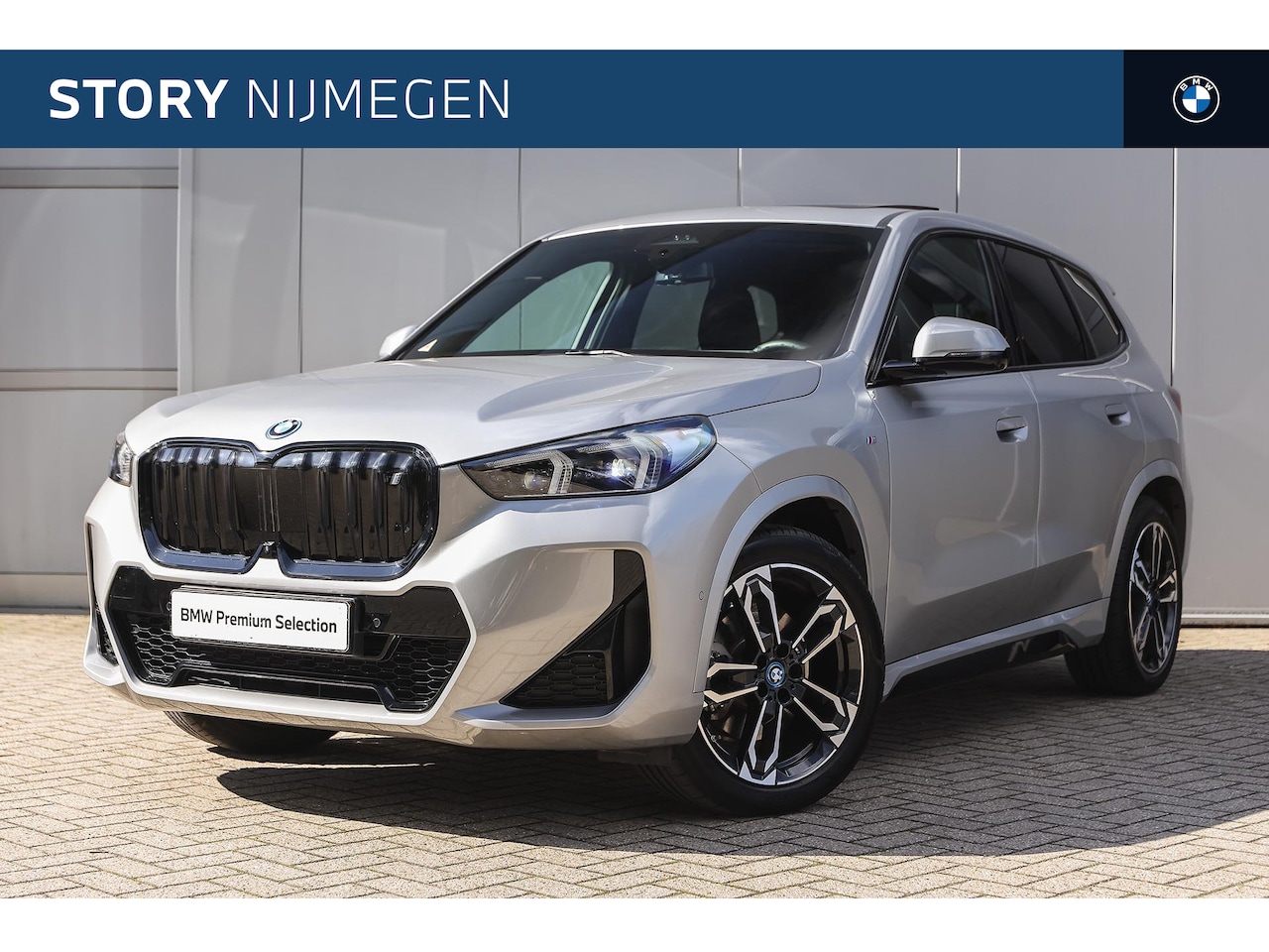 BMW iX1 - xDrive30 M Sport / Trekhaak / Panoramadak / Sportstoelen / Comfort Access / Head-Up / Harm - AutoWereld.nl