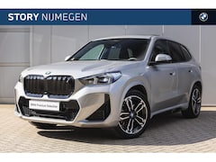 BMW iX1 - xDrive30 M Sport / Trekhaak / Panoramadak / Sportstoelen / Comfort Access / Head-Up / Harm